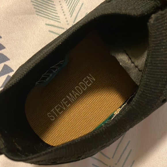 Casual black Steve Madden size 4 kids shoes - Picture 3 of 5